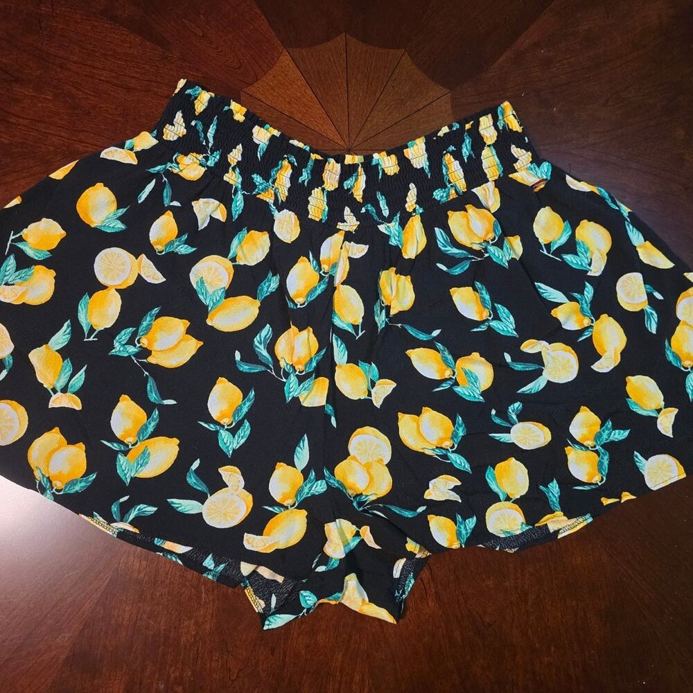 PINK Victoria's Secret Lemon shorts size Large
